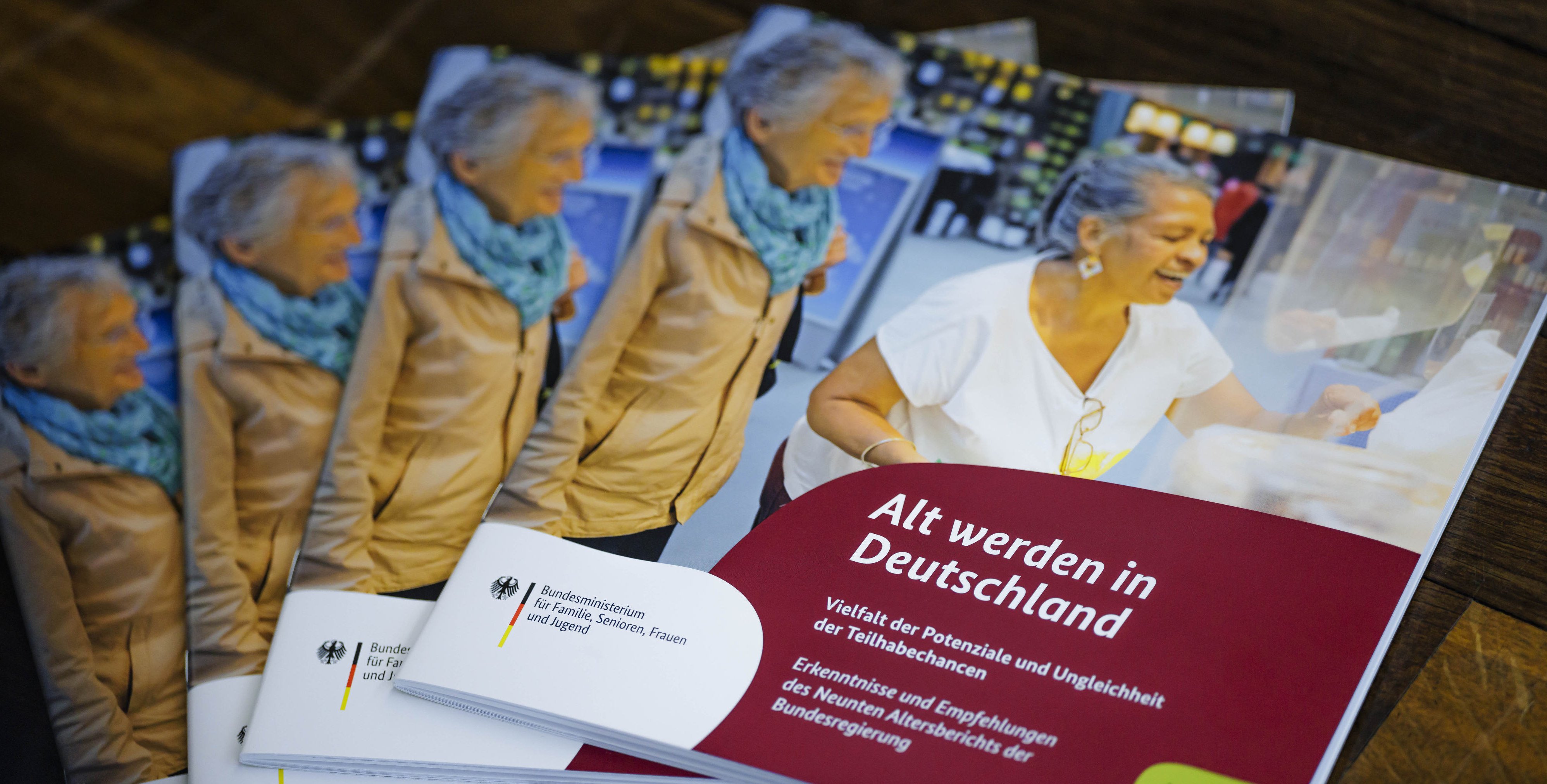 Das Foto zeigt die Broschüre zum Neunten Altersbericht
