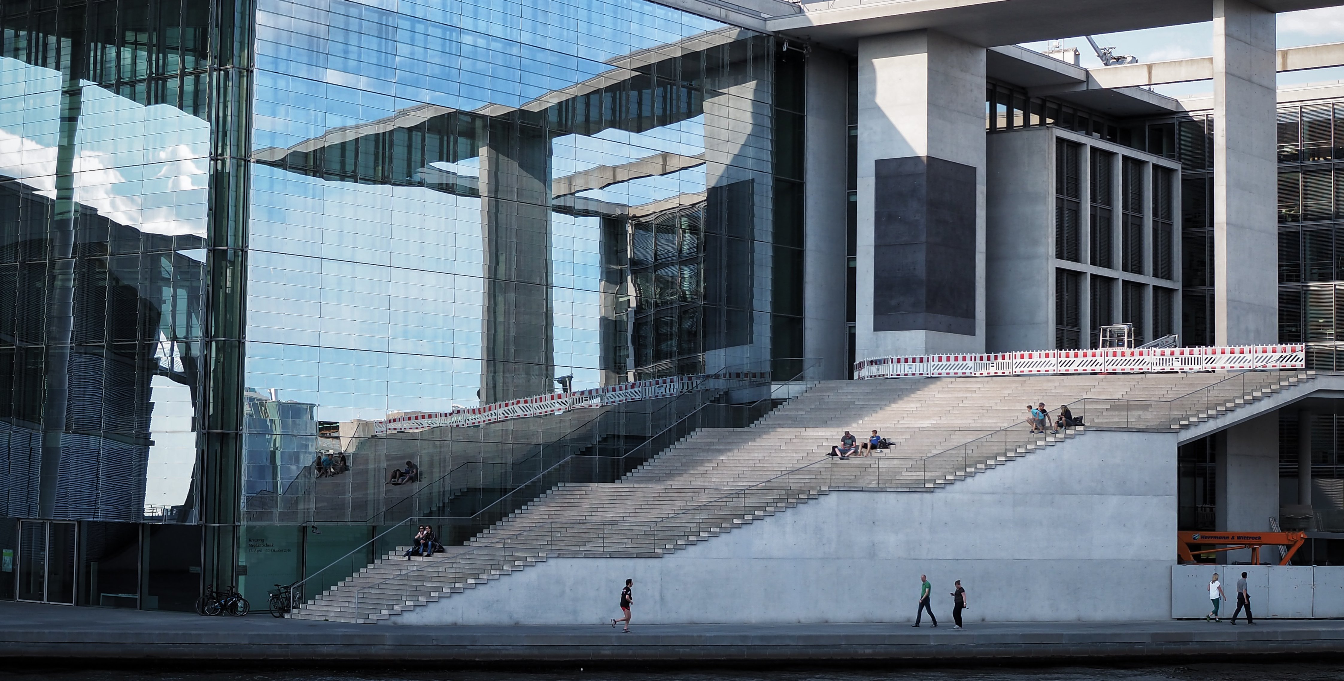 Das Foto zeigt einen Teil eines Gebäudes im Regierungsviertel. Zu sehen ist eine gläserne Fassade und eine hohe Treppe.