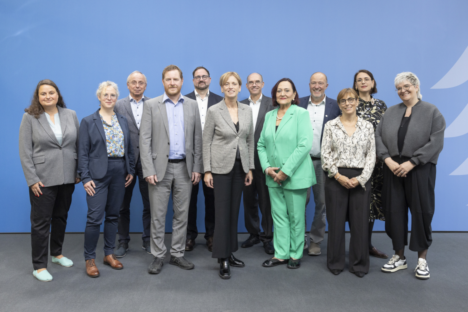 Das Foto zeigt die Kommission des Zehnten Altersberichts