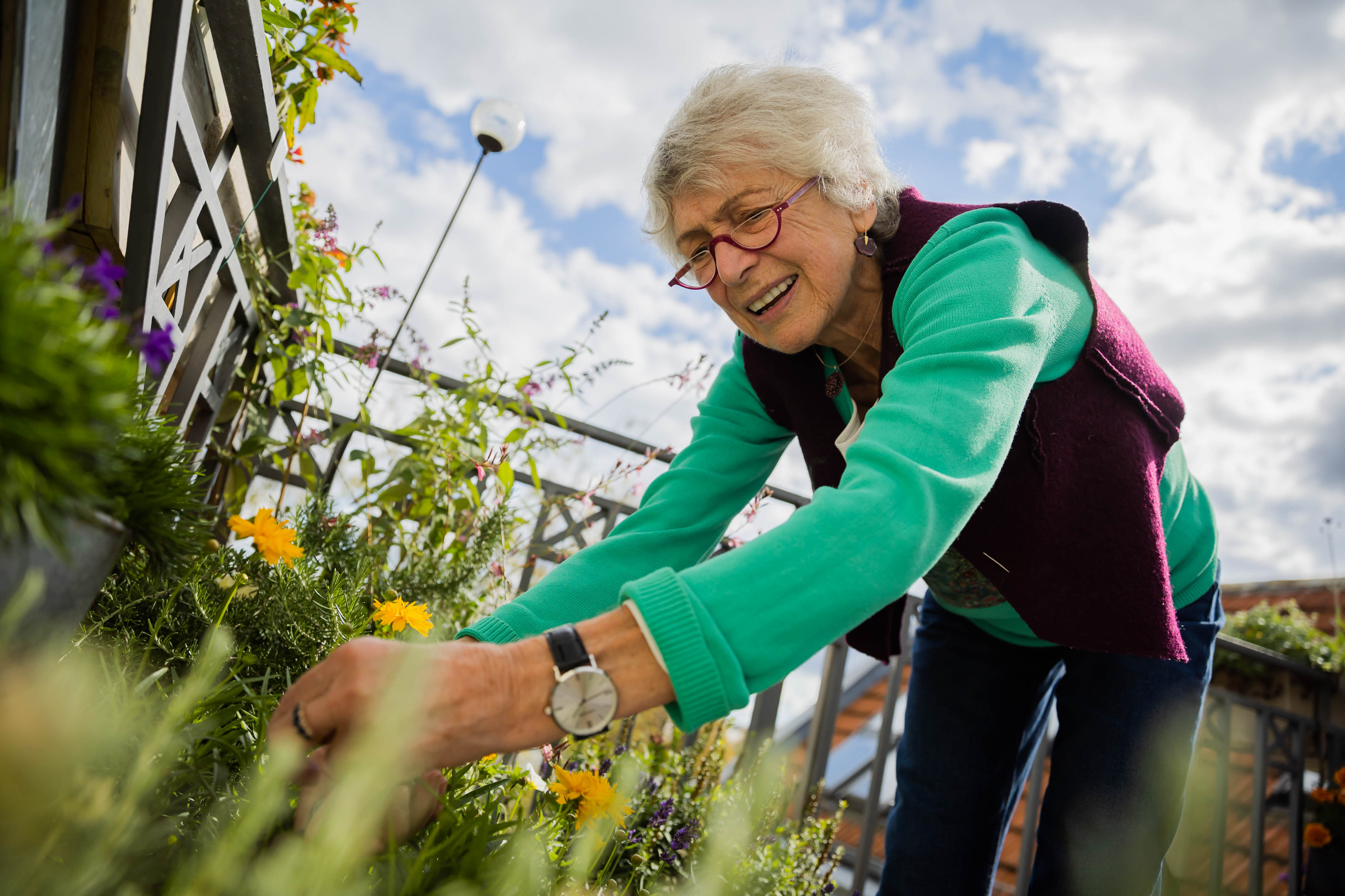 Das Foto zeigt eine ältere Frau bei der Gartenarbeit. Deutsches Zentrum für Altersfragen/Christoph Soeder