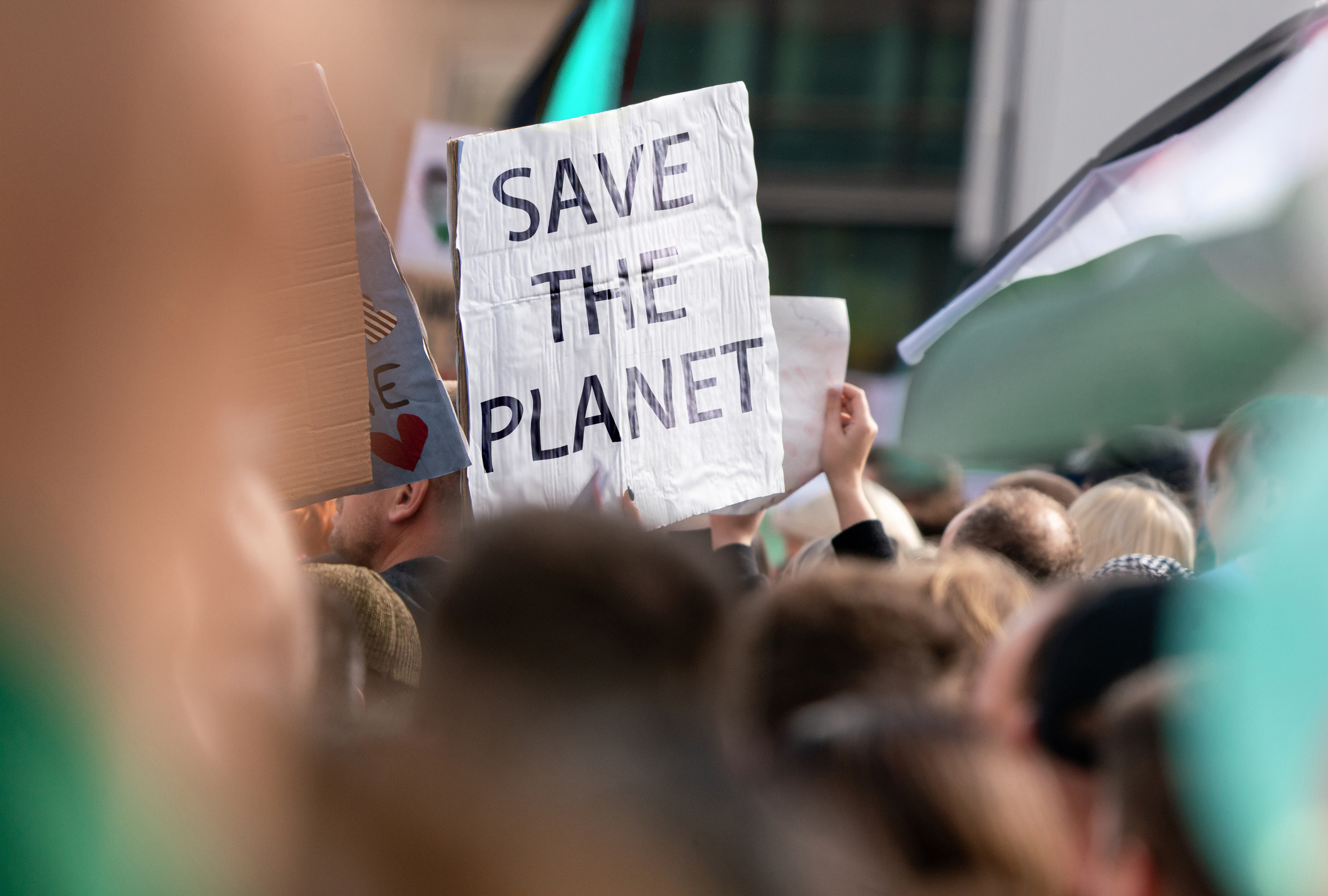 Das Foto zeigt eine Demonstrationsszene. Erkennbar ist ein Plakat mit der Aufschrift "Save the Planet". Copyright: Getty Images/Jasmin Merdan