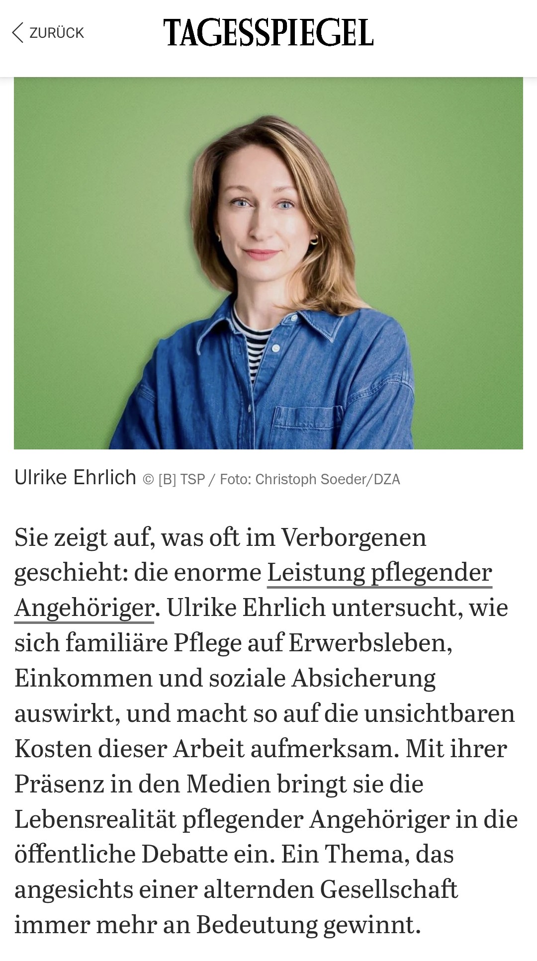 Zu sehen ist ein Porträtfoto von Ulrike Ehrlich. darunter steht der Text: „"Ulrike Ehrlich, Deutsches Zentrum für Altersfragen Sie zeigt auf, was oft im Verborgenen geschieht: die enorme Leistung pflegender Angehöriger. Ulrike Ehrlich untersucht, wie sich familiäre Pflege auf Erwerbsleben, Einkommen und soziale Absicherung auswirkt, und macht so auf die unsichtbaren Kosten dieser Arbeit aufmerksam. Mit ihrer Präsenz in den Medien bringt sie die Lebensrealität pflegender Angehöriger in die öffentliche Debatte ein."